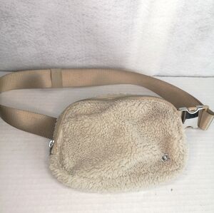 Lululemon Everywhere Belt Crossbody Fleece Bag Natural Ivory Trench Silver 1L